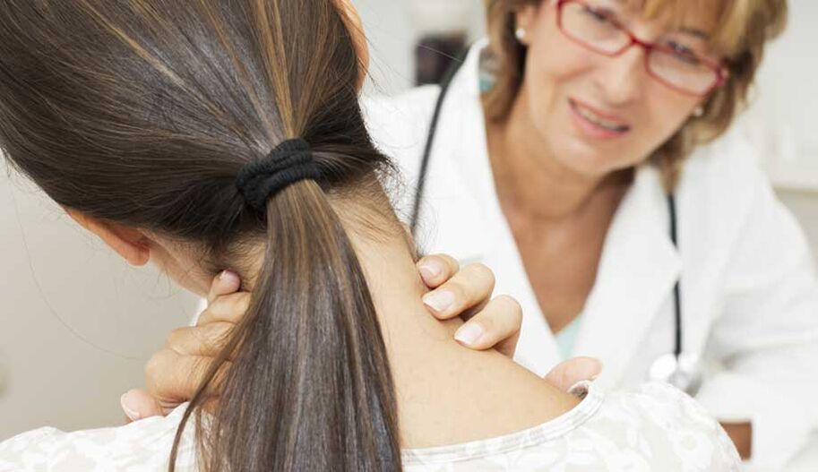 Un médecin examine un patient souffrant d'ostéochondrose